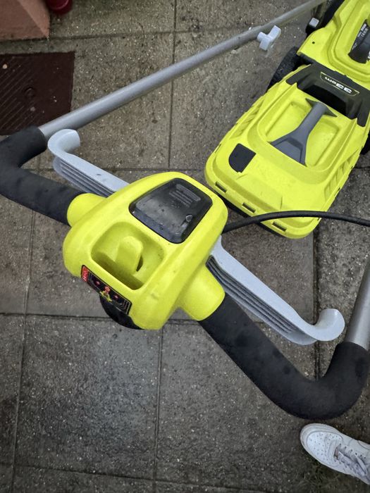 Corta-relvas elétrico RYOBY 1300W 33CM