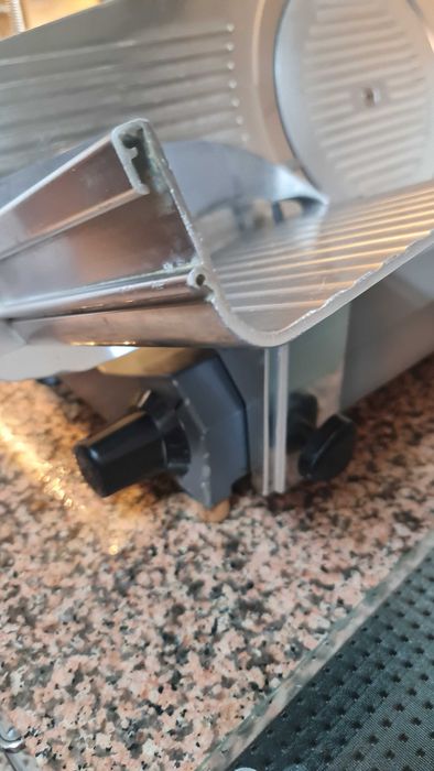 Máquina de cortar queijo e fiambre – 120 €