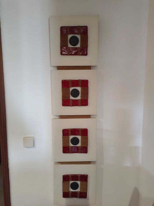 Arte decorativa, quadro em tela, madeira e cerâmica. Excelente estado