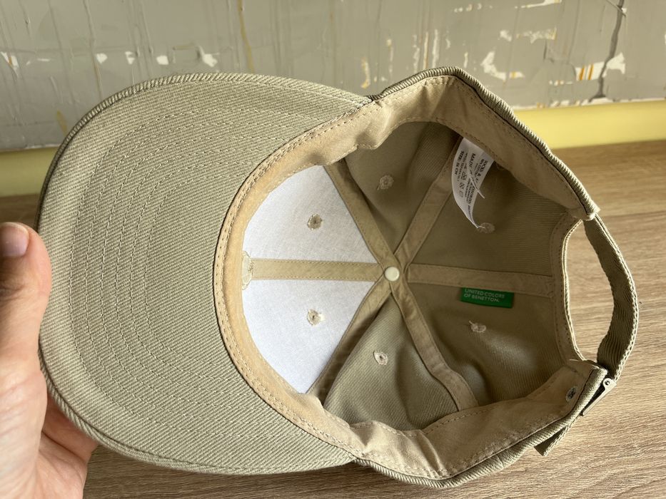 Boné estilo baseball em bege da Benetton