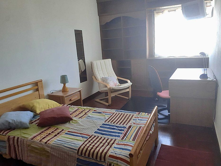 INDISPONÍVEL - Quarto individual a estudante ou jovem trabalhadora. Localização excelente junto ao metro da Ameixoeira (Lumiar) - linha amarela