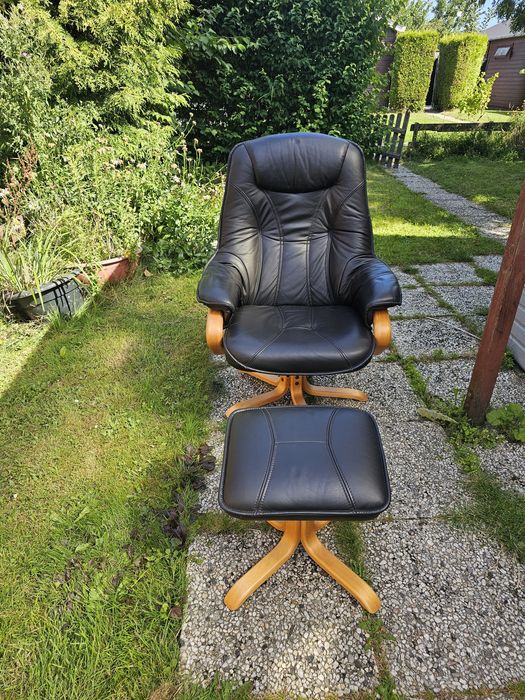 Шкіряне крісло з пуфом.