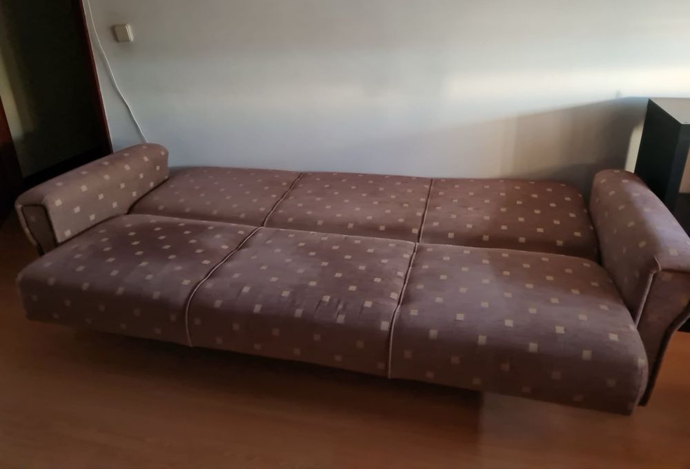 Dá-se sofá-cama 3 lugares com arrumação