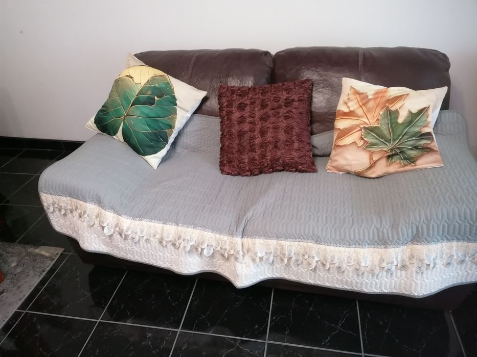 Vendo sofá de 2 lugares em pele de boa qualidade , precisa ser forrado ou utilizar uma coberta