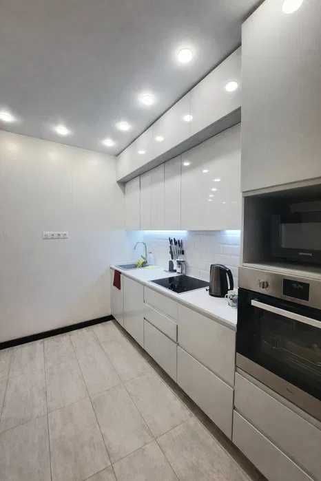 Продаю 2-к квартиру метро Защитников Украины, ЖК Искринский