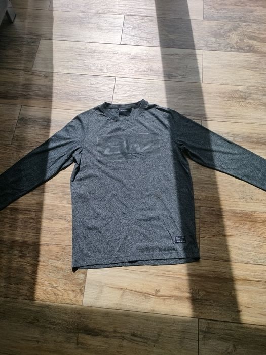 Czarna koszulka na długi rękaw