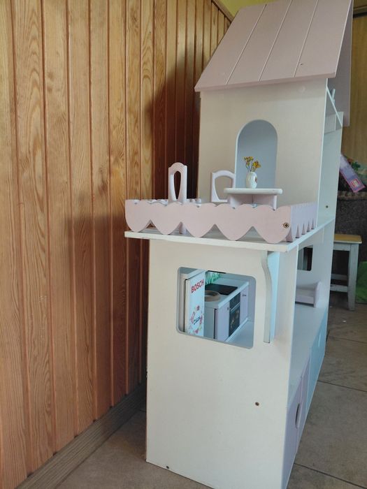 Продам дерев'яний ляльковий будинок з мебелями