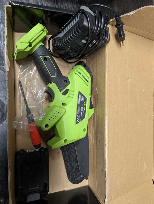 Mini podadora de corrente Vito - semi nova