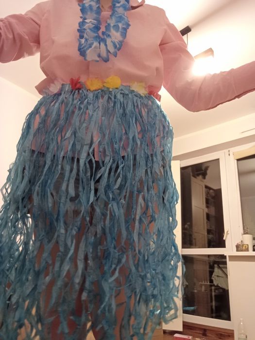 Kostium hawajski ze spódnicą zapinaną na rzep o naszyjnikiem z kwiatam