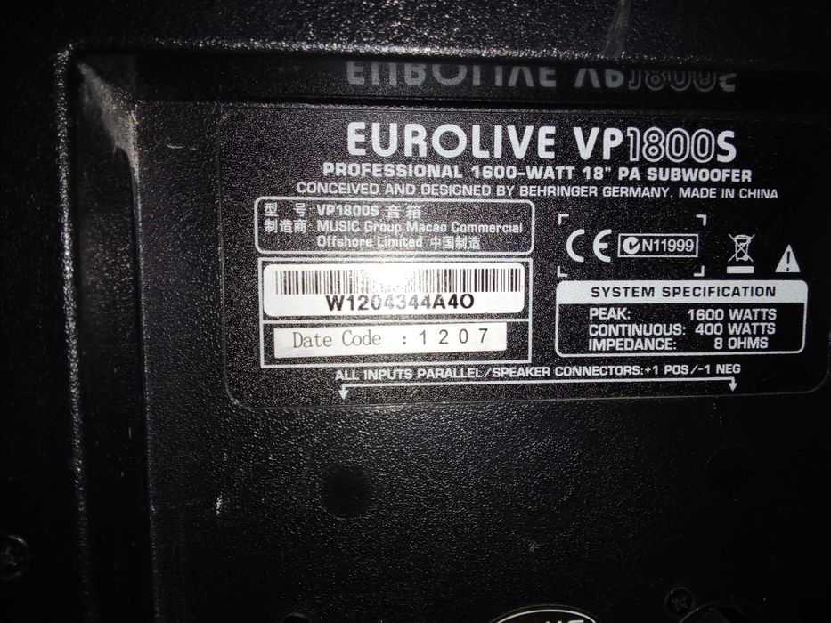 colunas graves Behringer VP1800S