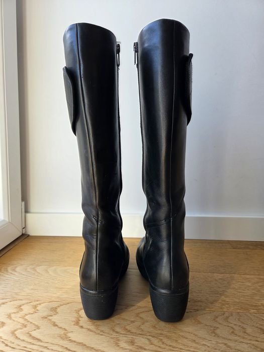 Botas pretas cano alto em pele da Clarks, muito confortáveis