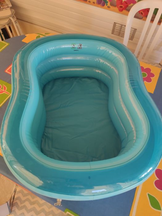 Banheira insuflável + muda fraldas insuflável