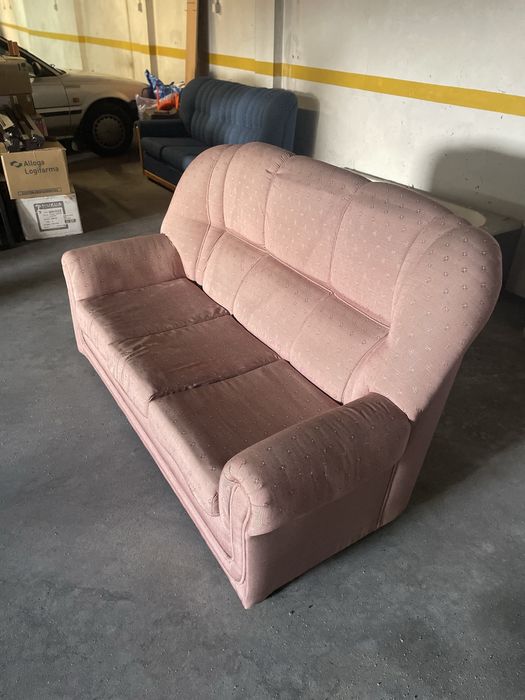 Sofá cama com três lugares.