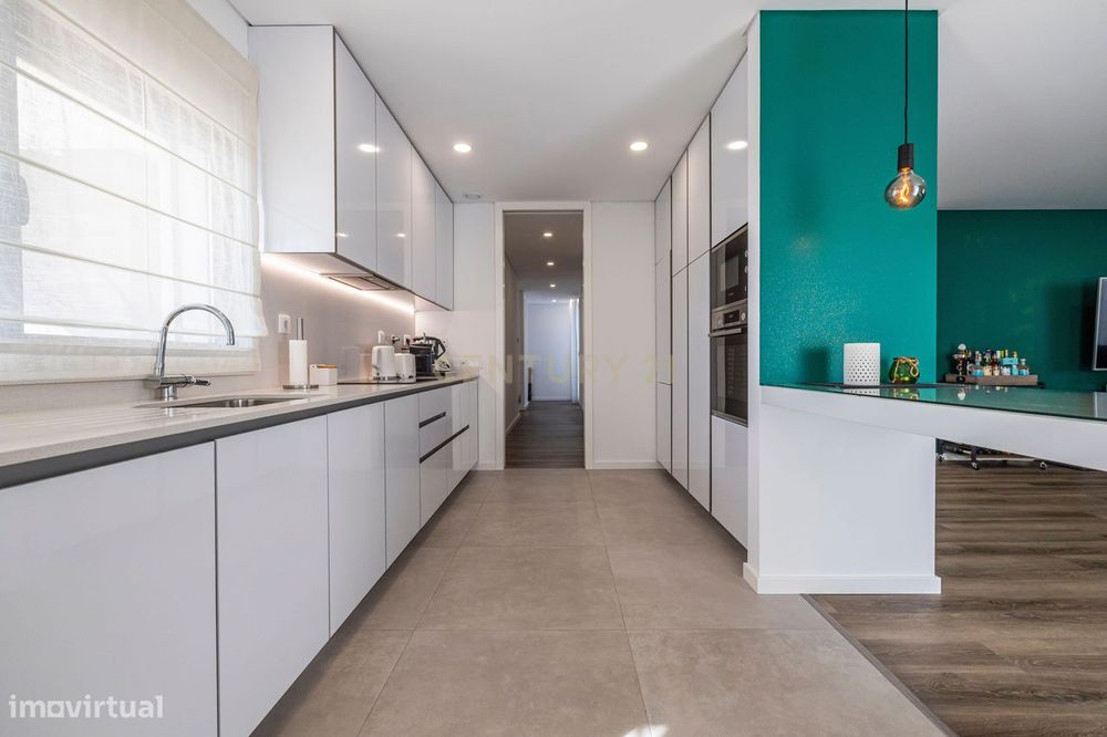 Moradia T4 Moderna com Piscina Aquecida e Jacuzzi a 15 Minutos da Prai