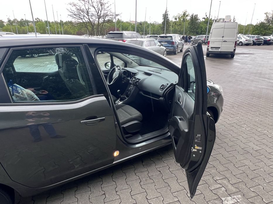 Opel meriva 2011 z bagażnikiem rowerowym thule na 4 rowery