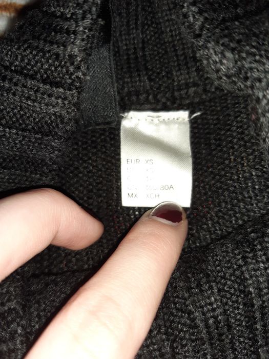 Czarny sweter z długimi rękawami