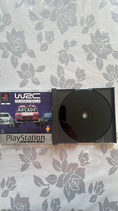WRC Arcade FIA World Rally Championship PS1 PAL Platinum – Completo com Manual (SCES-03907)