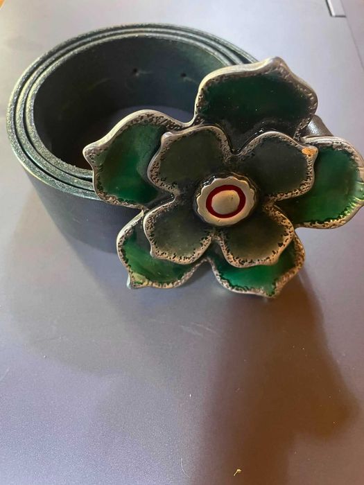 Cinto Mulher couro com fivela em forma de flor verde e prateada