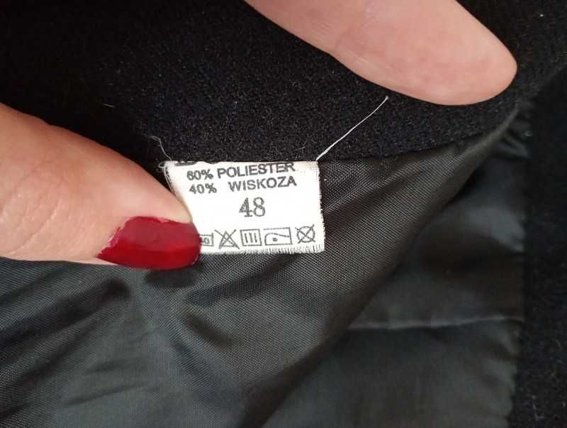 Elegancka spódnica z ozdobnymi guzikami vintage