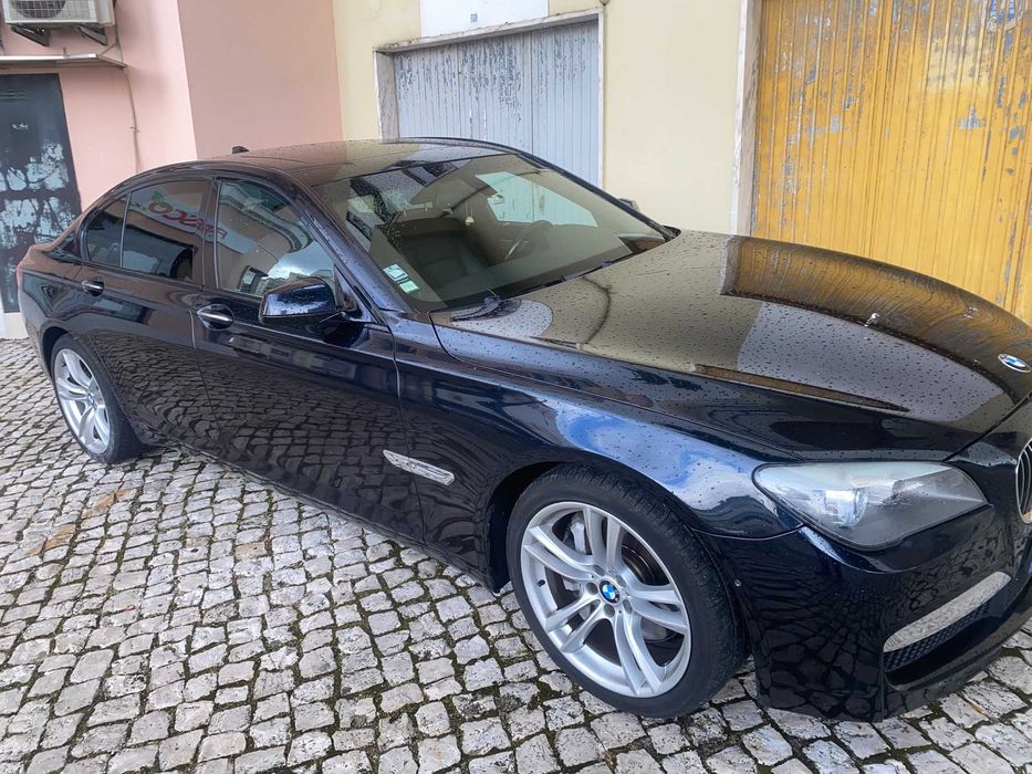 BMW 750I V8 Biturbo 4395 cc 407 cavalos, azul escuro