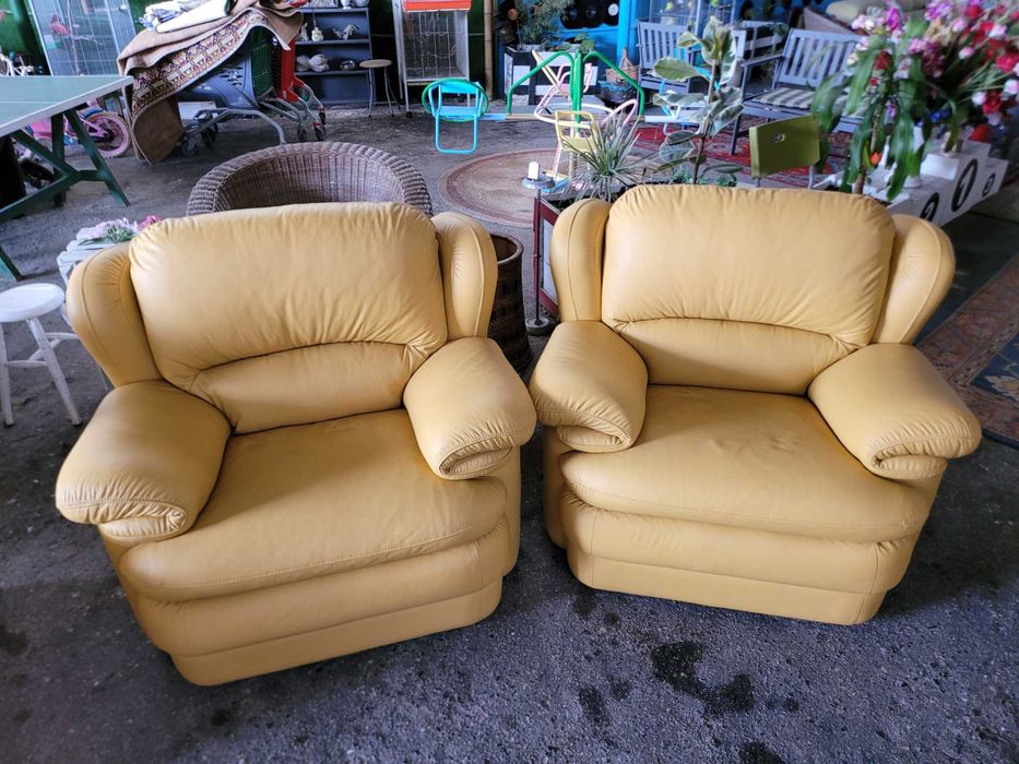 Sofás individuais em pele - Muito bom estado geral - Valor unitário