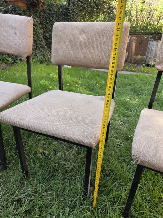 Krzesła solidne. Metalowa konstrukcja.