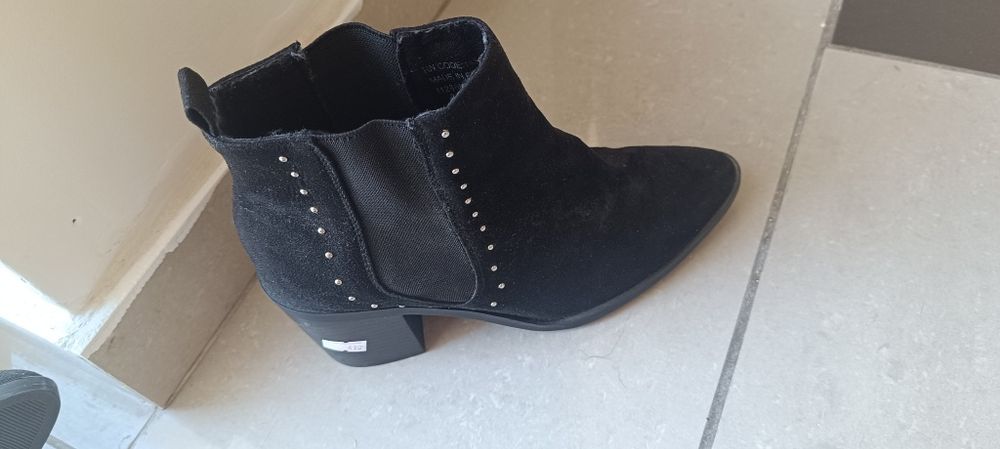 В продажі стильні нові козаки 37 розмір