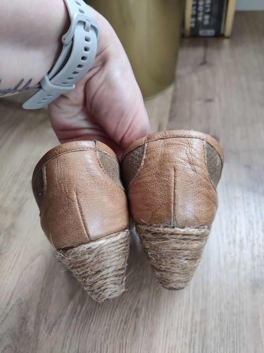 Sapatos em pele tamanho 38