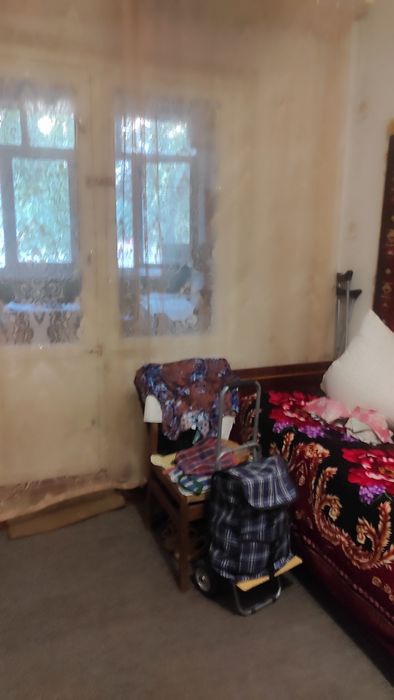 Продам квартиру 3 кмн частично с мебелью. Крытый рынок.