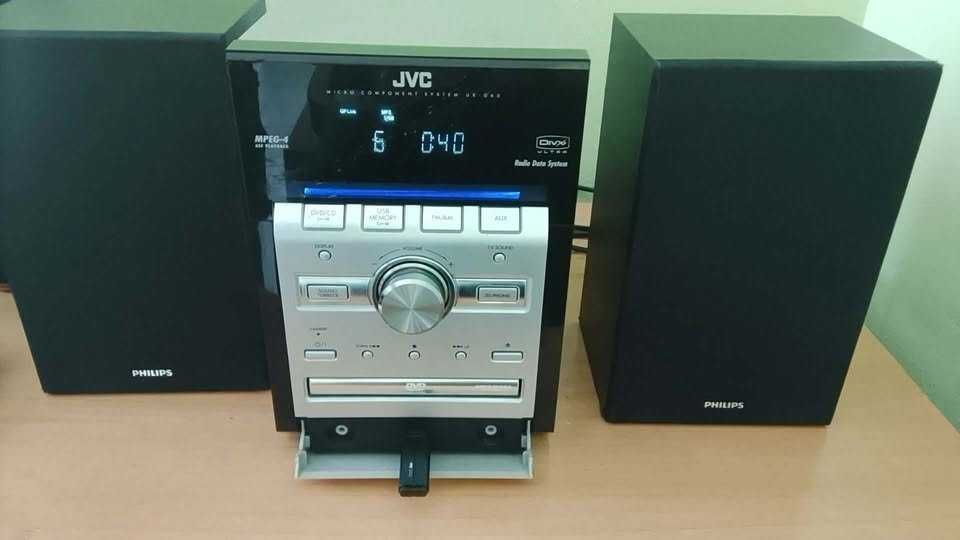 vendo um radio com duas colunas CD USB AUX Esta como novo