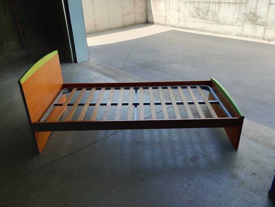 Cama de solteiro com estrado