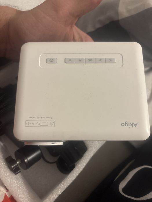 Mini Projektor LED Akiyo O1 – Kompaktowy Rzutnik / Stan BARDZO DOBRY