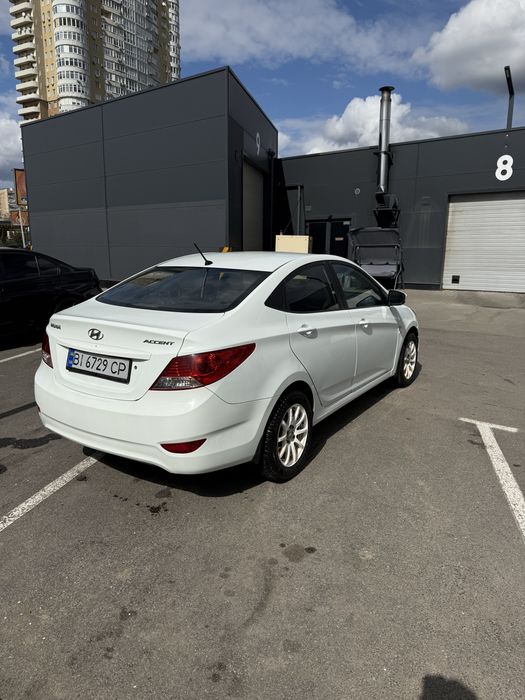 Hyundai accent 2012