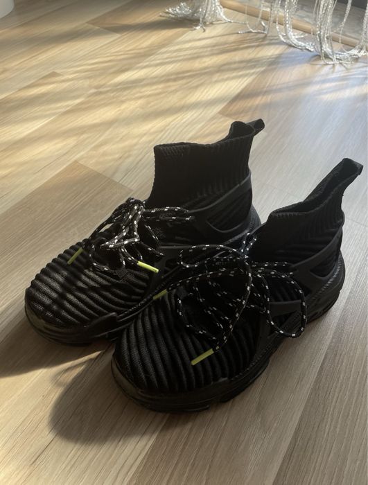 Wysokie buty sportowe ze skarpetą
