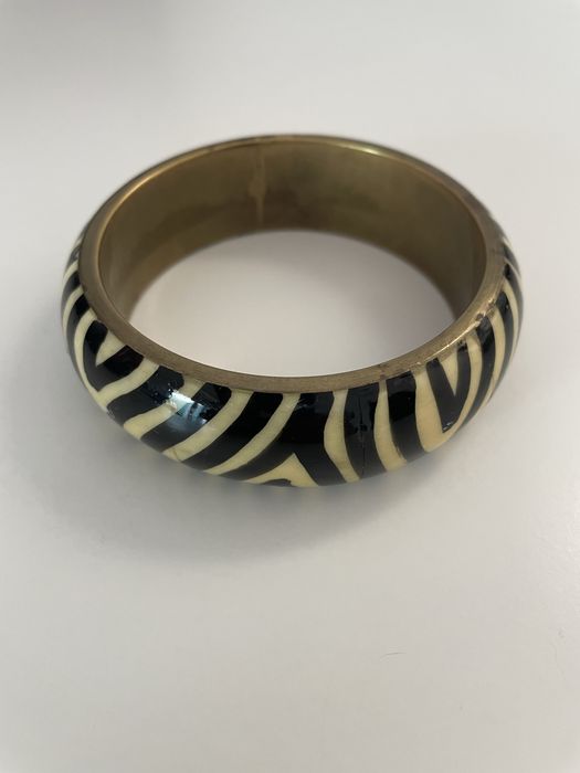 Pulseira padrão zebra.
