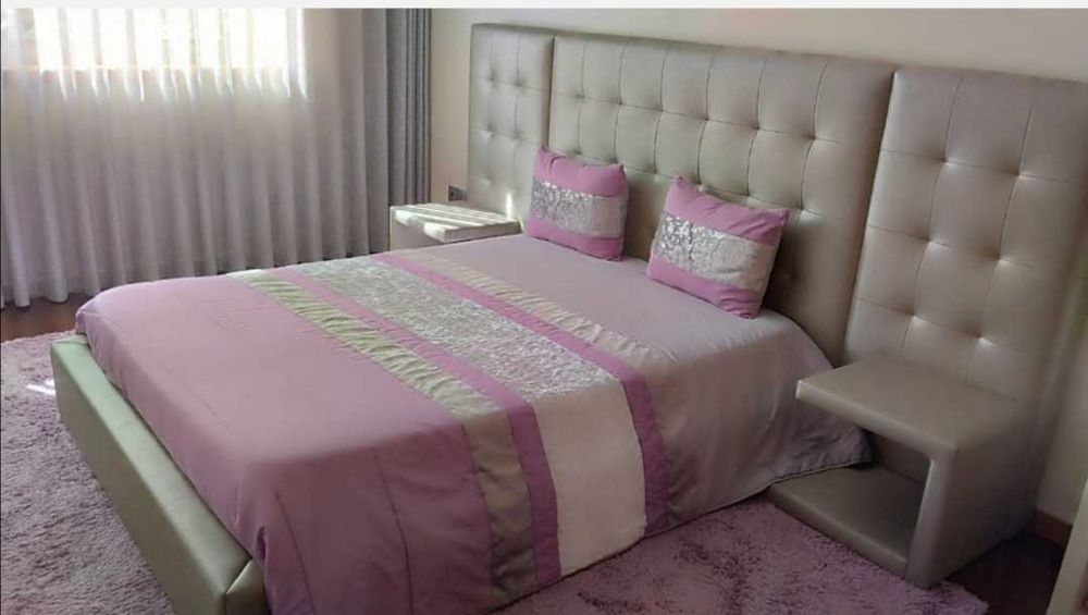 Cama c/ testeira + 2 mesas de cabeceira + acessórios.