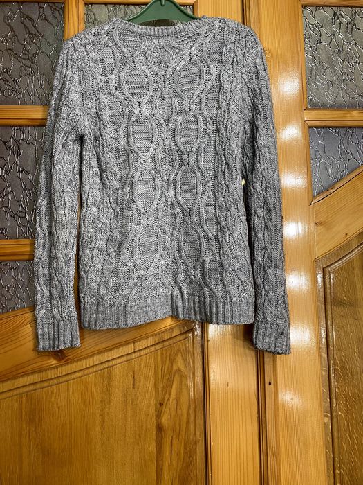 Сірий в'язаний светер.