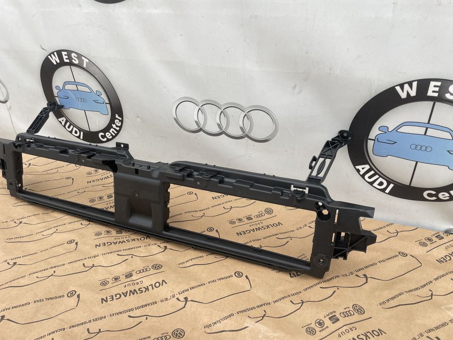 Кронштейн Решітки Радіатора Audi A4 A5 B9 8W6807771D Рамка Жалюзі