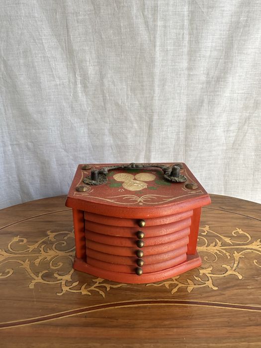 Pudelko drewniane z korkowymi podstawkami vintage