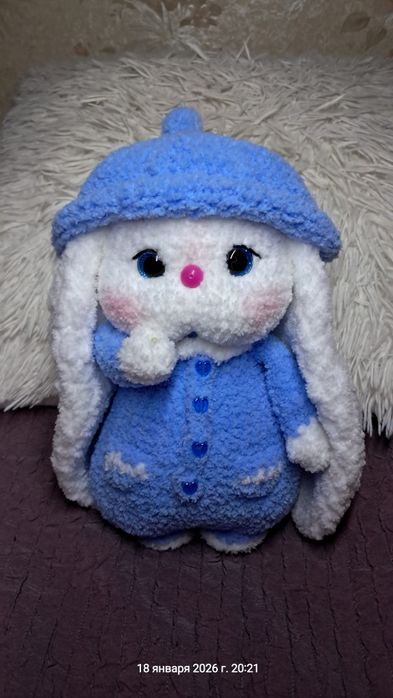 Зайка з плюшу, ручна робота.