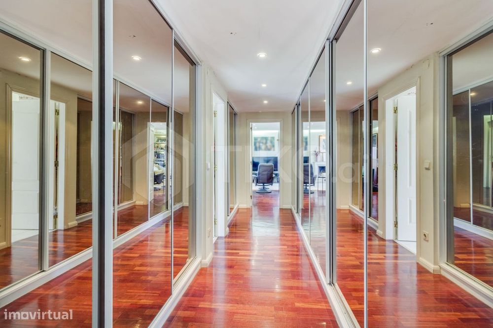 T4 com 209 m², vista 360º, sol todo o dia e garagem de 78 m² | Corroio