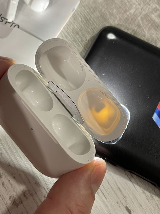 AirPods pro наушники. Сліди використання.