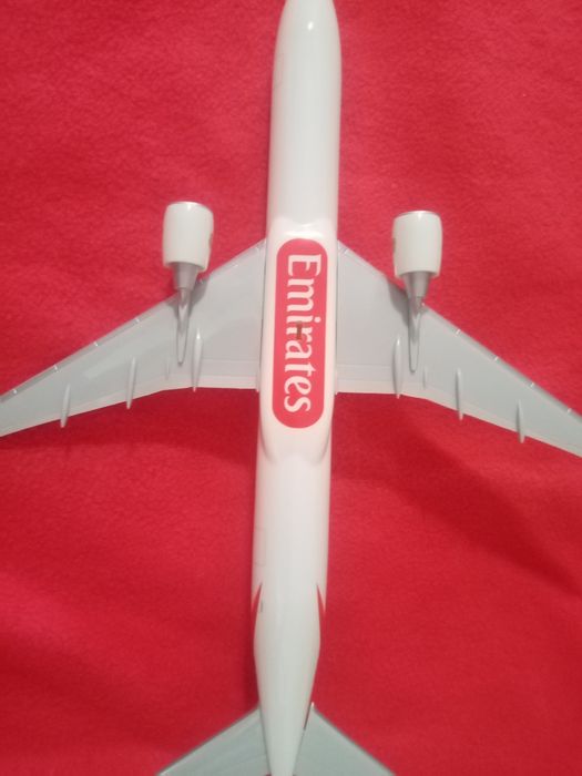 Avião modelo Emirates Boeing 777-300ER