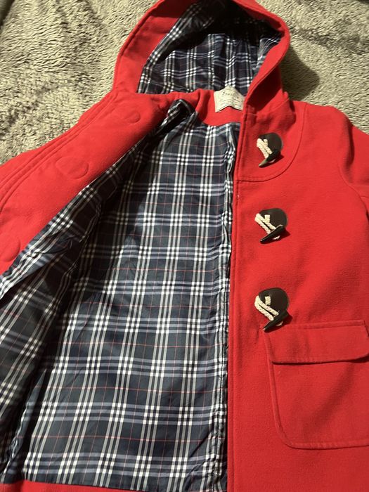 Casaco canadiana vermelho com capuz