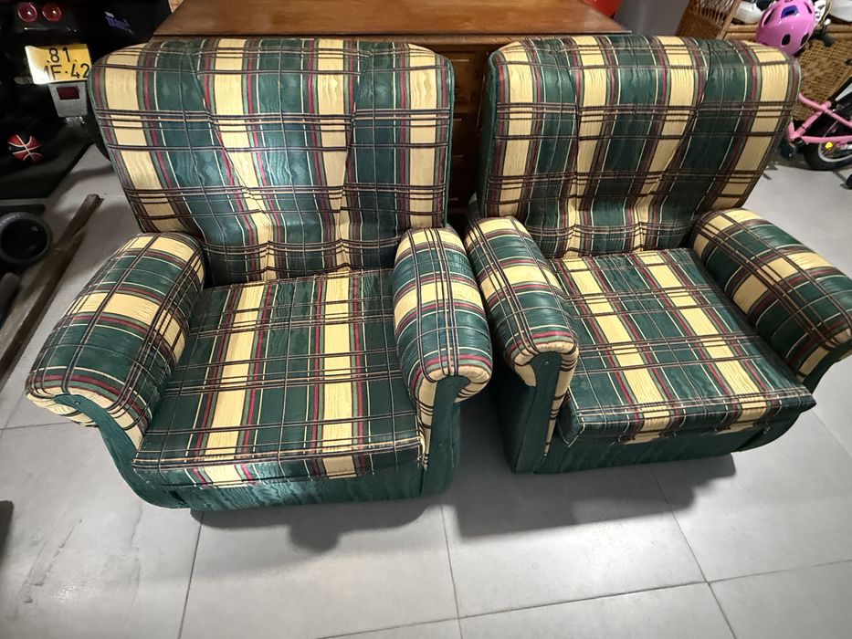 Conjunto de sofas. Um sofa cams de 3 lugares e Dois individuais