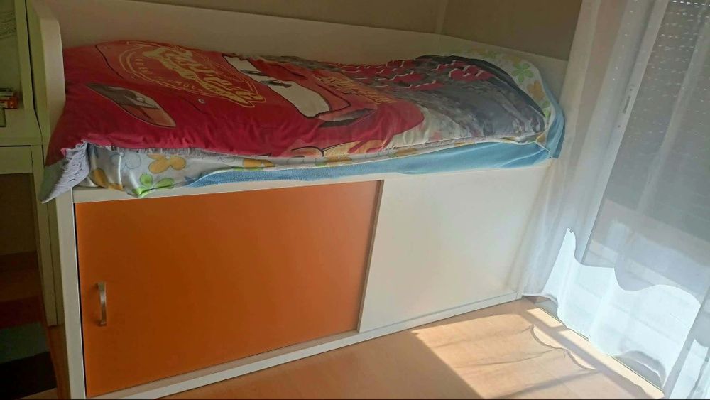 Cama de solteiro com arrumação