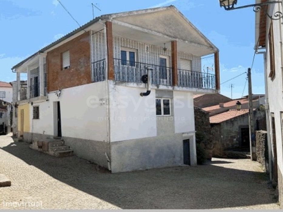 Moradia T3 habitável em Vila Flor