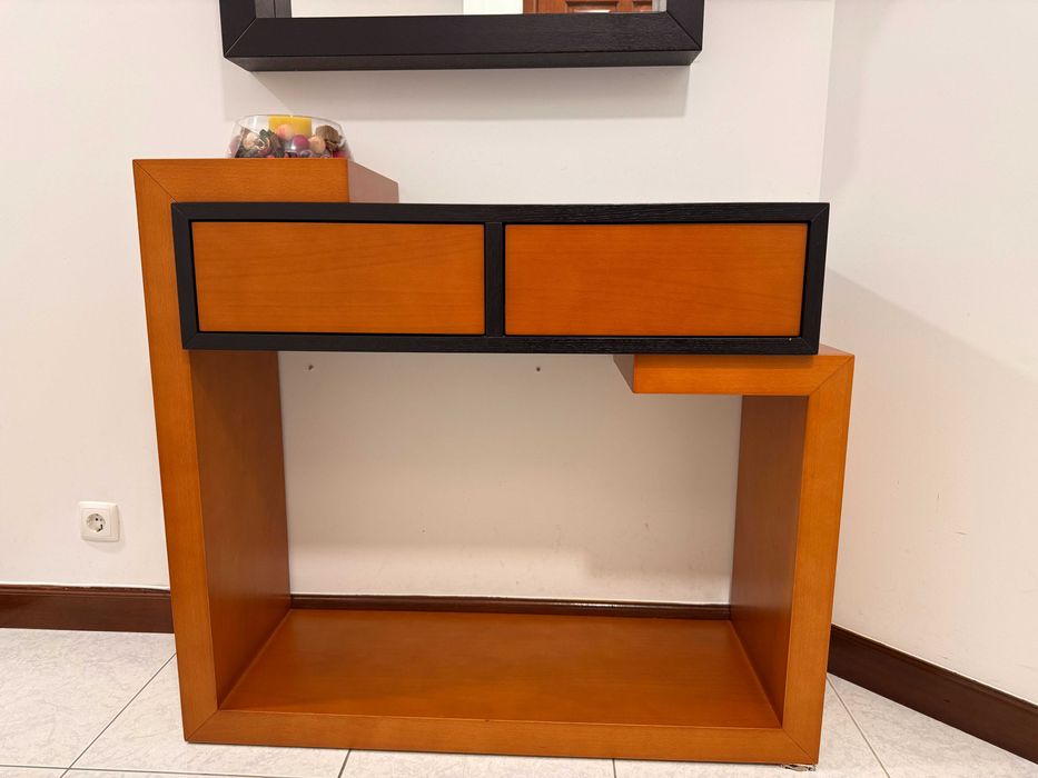 Consola e espelho de entrada