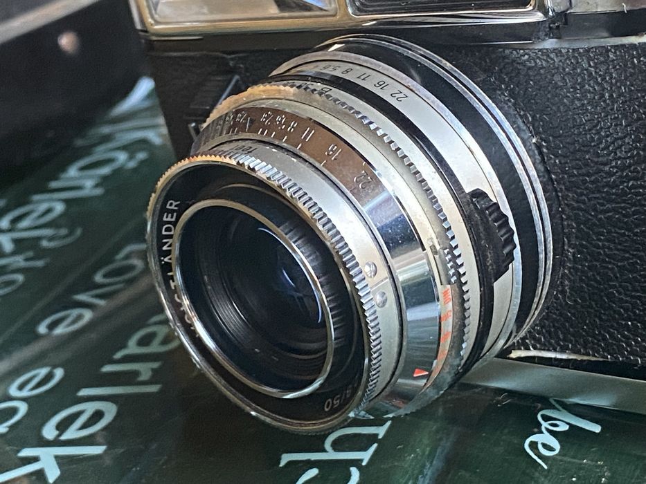 Máquina fotográfica Voigtländer Vitrona completa com estojo e punho.