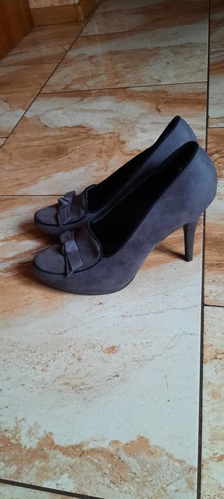 Buty -szare na obcasie